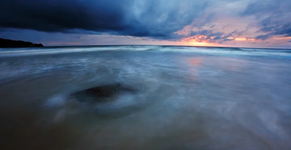 해변에서 화려한 일몰 — 스톡 사진
