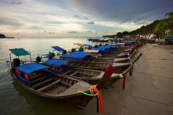 Тайские лодки рядом с пляжем — стоковое фото