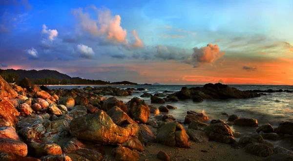 Färgstark solnedgång på stranden — Stockfoto