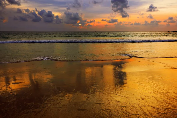 Tramonto colorato in spiaggia — Foto Stock
