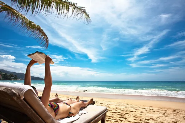 Relaks i czytania na plaży — Zdjęcie stockowe