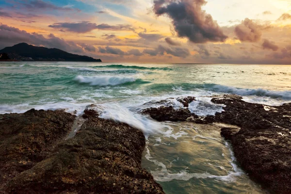 Барвистий захід сонця на пляжі — стокове фото
