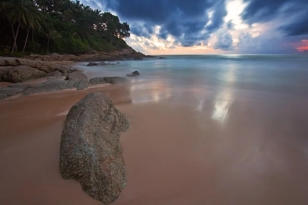 Colorido atardecer en la playa — Foto de Stock