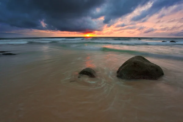 Barevný západ slunce na pláži — Stock fotografie