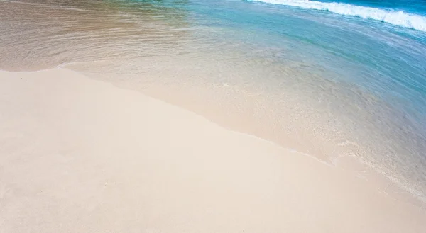沙子和波背景的对角线 — 图库照片