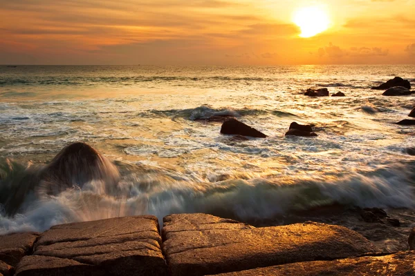 Matahari terbenam berwarna-warni di pantai — Stok Foto