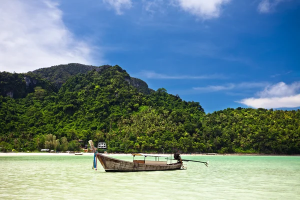 Βάρκα σε τροπική θάλασσα. νησί Phi phi. Ταϊλάνδη — Φωτογραφία Αρχείου
