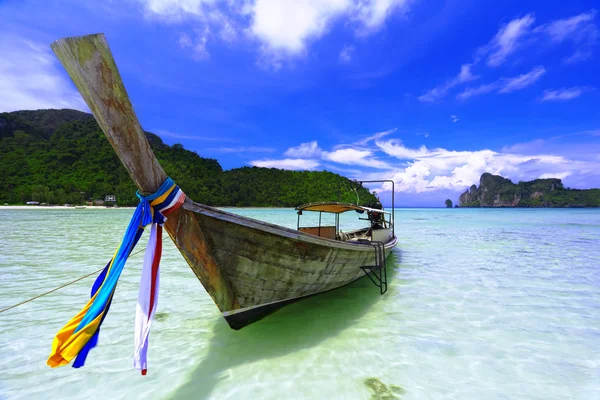 Βάρκα σε τροπική θάλασσα. νησί Phi phi. Ταϊλάνδη — Φωτογραφία Αρχείου