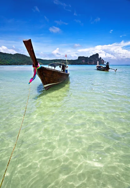 Boot im tropischen Meer. phi phi Insel. Thailand — Stockfoto