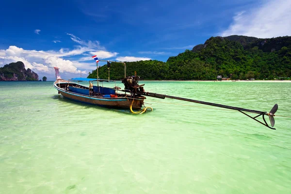 Loď v tropickém moři. ostrov Phi phi. Thajsko — Stock fotografie