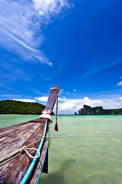 Boot in de tropische zee. Phi phi eiland. Thailand — Stockfoto