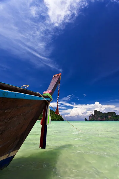 Лодка в тропическом море. Остров Пхи Пхи. Таиланд — стоковое фото