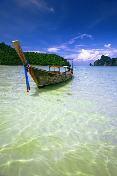 Човен в тропічний морський. Пхі-Пхі. Таїланд — стокове фото