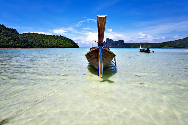 열 대 바다에서 보트. 피 피 섬입니다. 태국 — 스톡 사진