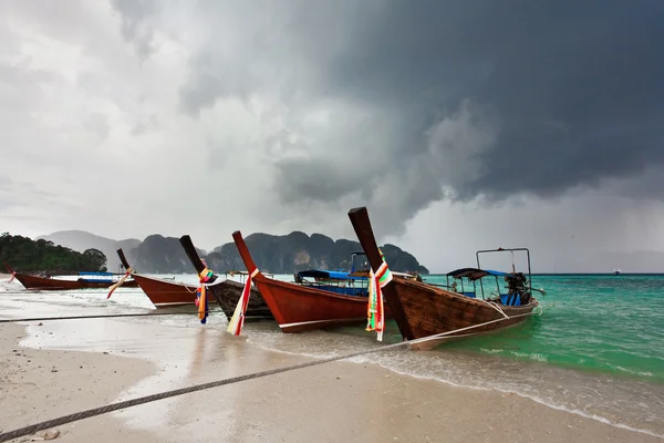 Boot in de tropische zee. Phi phi eiland. Thailand — Stockfoto