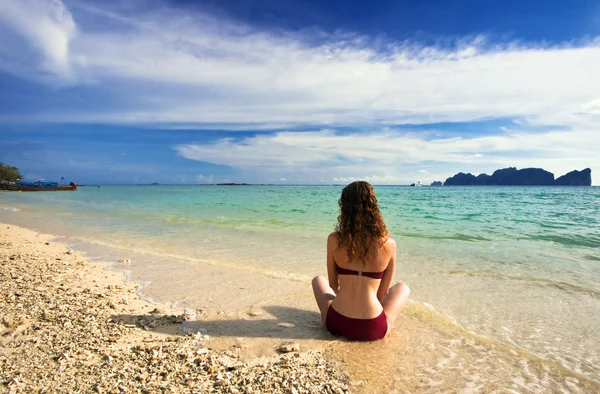 Tropik plajdaki kadın — Stok fotoğraf