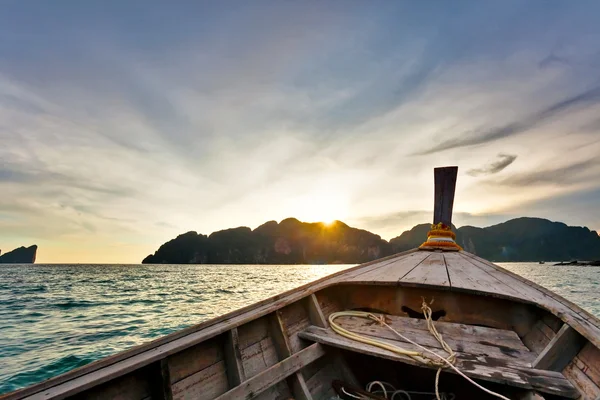 Човен в тропічний морський. Пхі-Пхі. Таїланд — стокове фото