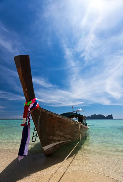 Barco no mar tropical. Ilha Phi Phi. Tailândia — Fotografia de Stock