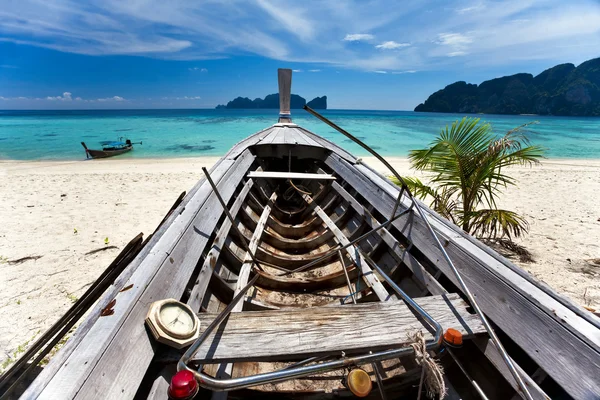 Old boat at the beach. — Stock Photo, Image