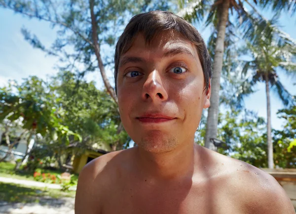 Смешной мальчик на пляже — стоковое фото
