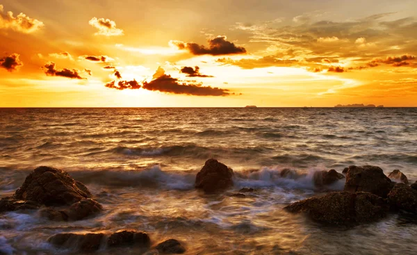 Farbenfroher Sonnenuntergang am Strand — Stockfoto