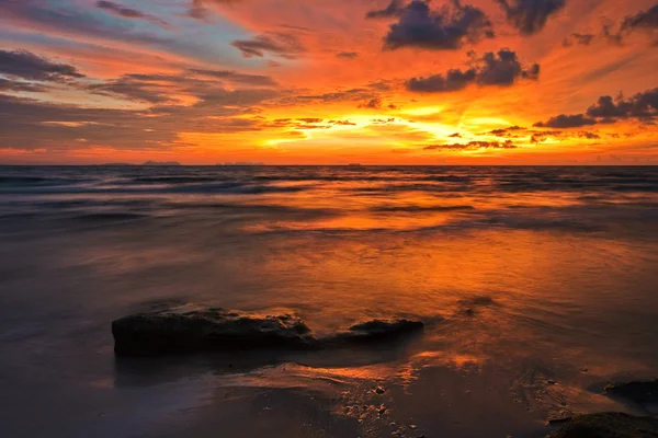Färgstark solnedgång på stranden — Stockfoto
