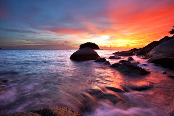Барвистий захід сонця на пляжі — стокове фото
