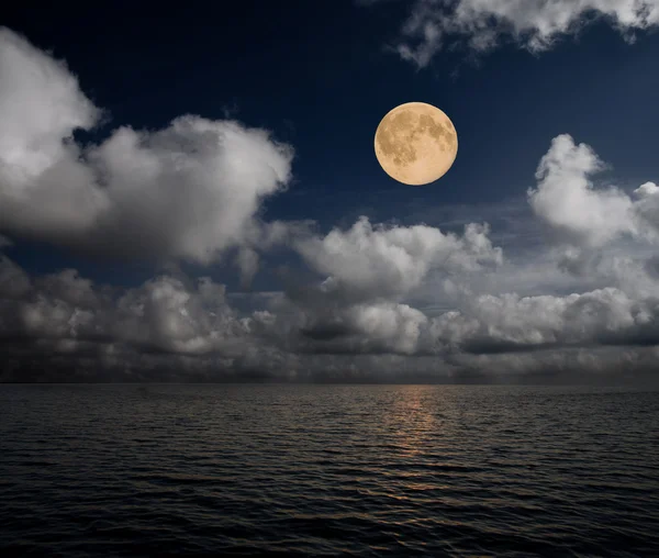 Луна и море — стоковое фото