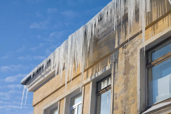 Eiszapfen auf dem Dach — Stockfoto