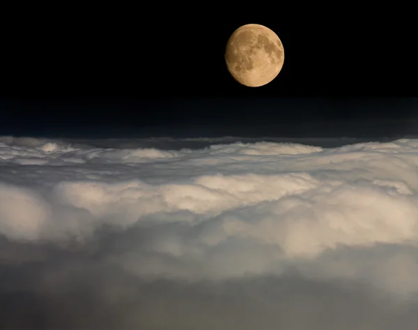 Lua sobre nuvens — Fotografia de Stock