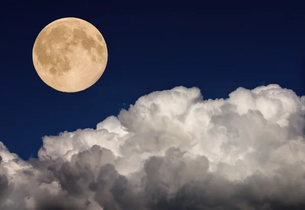 Gece gökyüzünde dolunay — Stok fotoğraf
