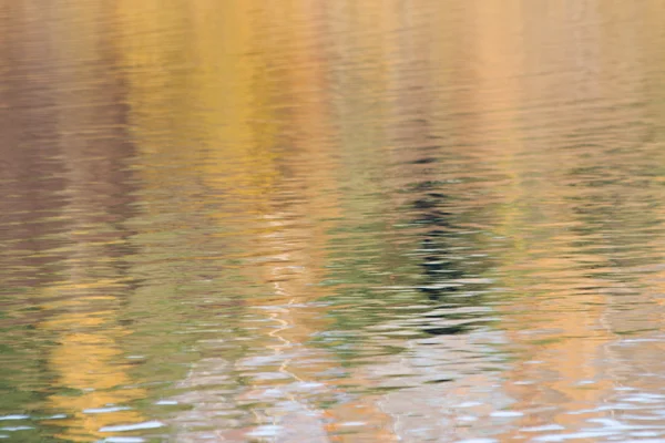 Reflexão do sol na água — Fotografia de Stock