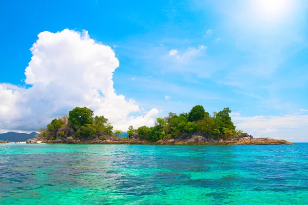Ilha e belo mar tropical — Fotografia de Stock