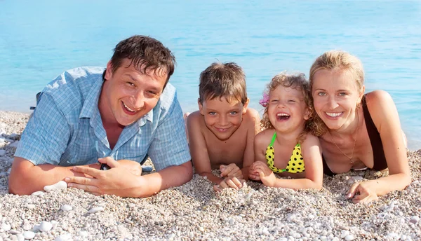Семья на пляже — стоковое фото