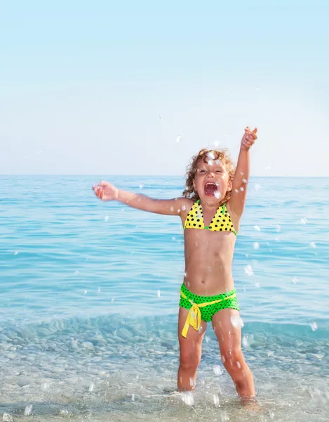 Счастливая Девочка Играющая Пляже — стоковое фото