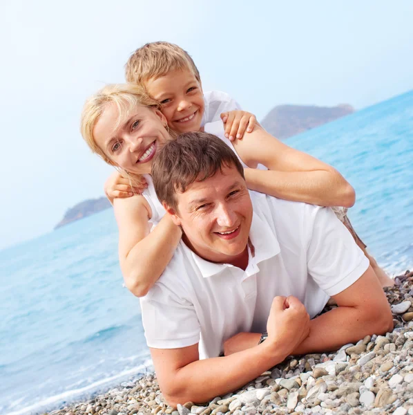 Счастливая Семья Пляже — стоковое фото