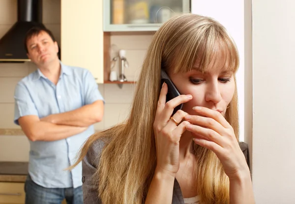 Ehefrau berät sich privat am Telefon — Stockfoto