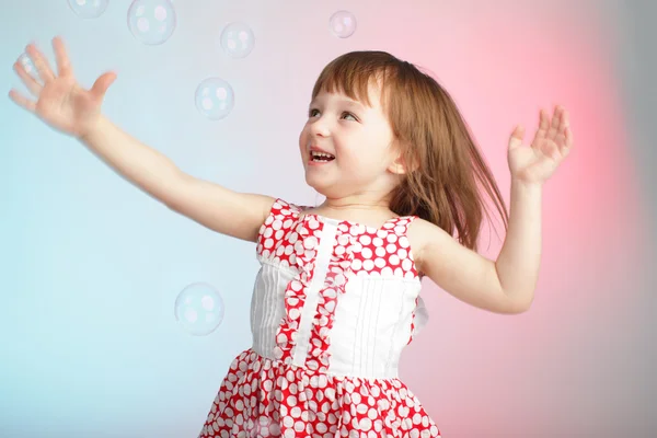 Маленька Дівчинка Грає Мильними Бульбашками — стокове фото