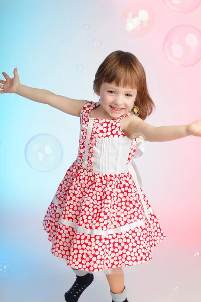 Kind spielt mit Seifenblasen — Stockfoto