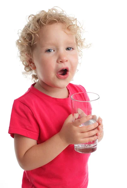 Barn med ett vatten glas — Stockfoto
