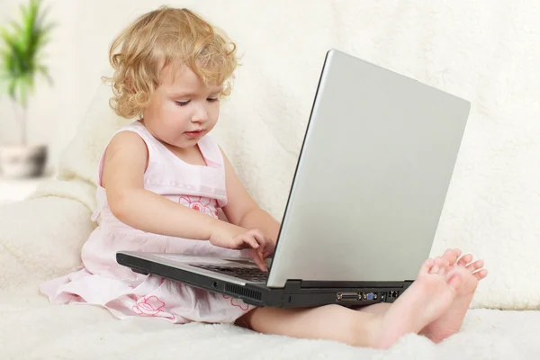 Κοριτσάκι Φορητό Υπολογιστή Στο Σπίτι — Φωτογραφία Αρχείου