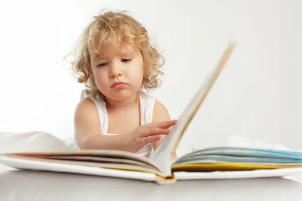 Baby čtení kniha — Stock fotografie