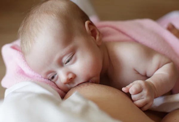 Madre Amamantando Pequeño Bebé —  Fotos de Stock