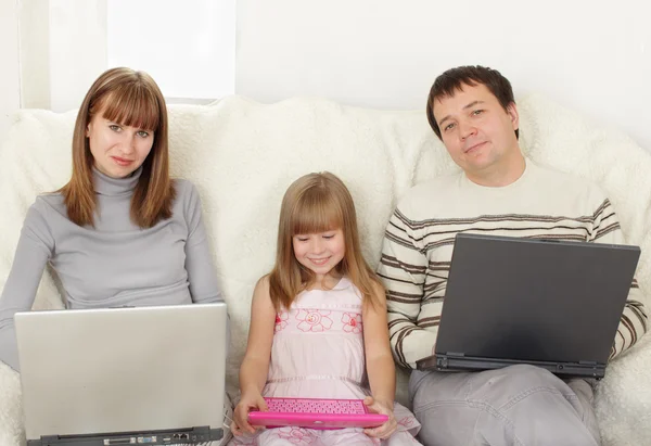 Familia feliz con portátil —  Fotos de Stock