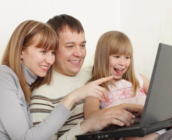 Famille heureuse avec ordinateur portable — Photo