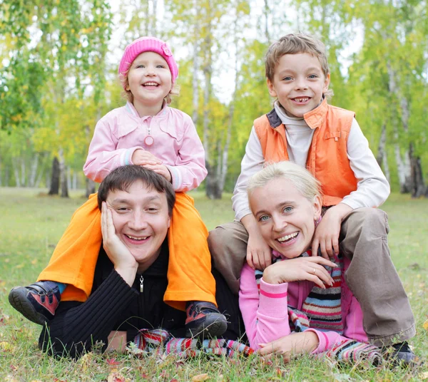 Famiglia Felice Con Due Bambini Nel Parco Autunnale — Foto Stock