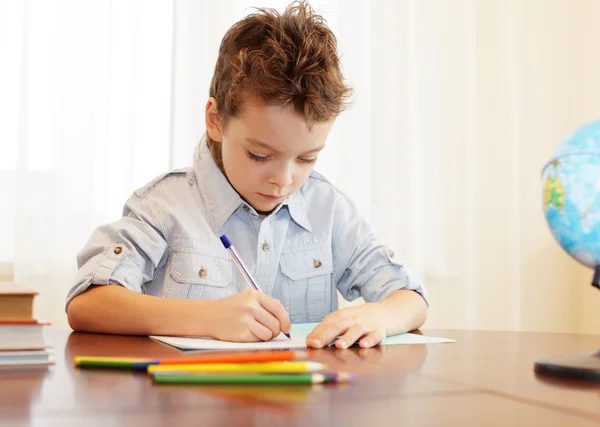 Junge macht Hausunterricht — Stockfoto