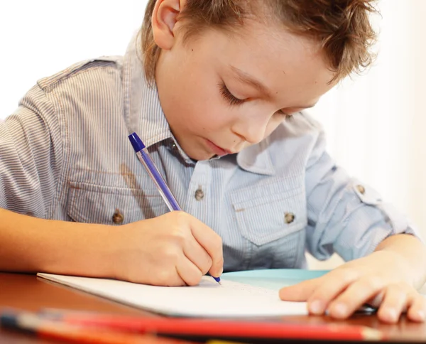 Küçük Çocuk Bir Ödev Yapıyor — Stok fotoğraf
