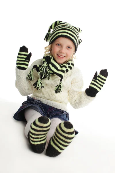 Маленькая девочка в вязаной шляпе — стоковое фото
