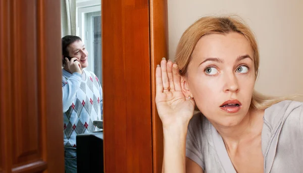Eifersüchtige Ehefrau Die Ein Telefongespräch Ihres Mannes Belauscht — Stockfoto